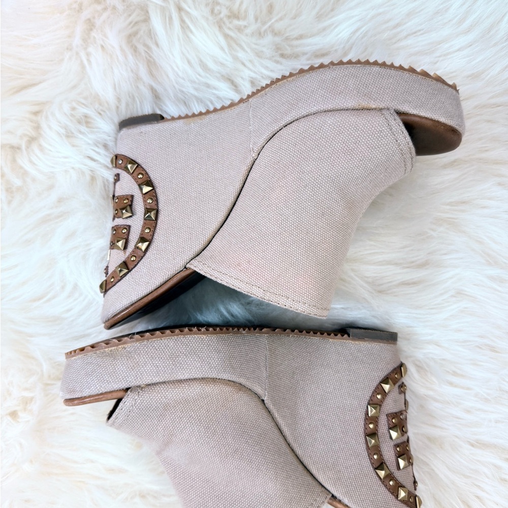 Tory Burch Gold Studded Canvas Wedge Mules Cream Tan 9.5 Opentoe Platform Boho